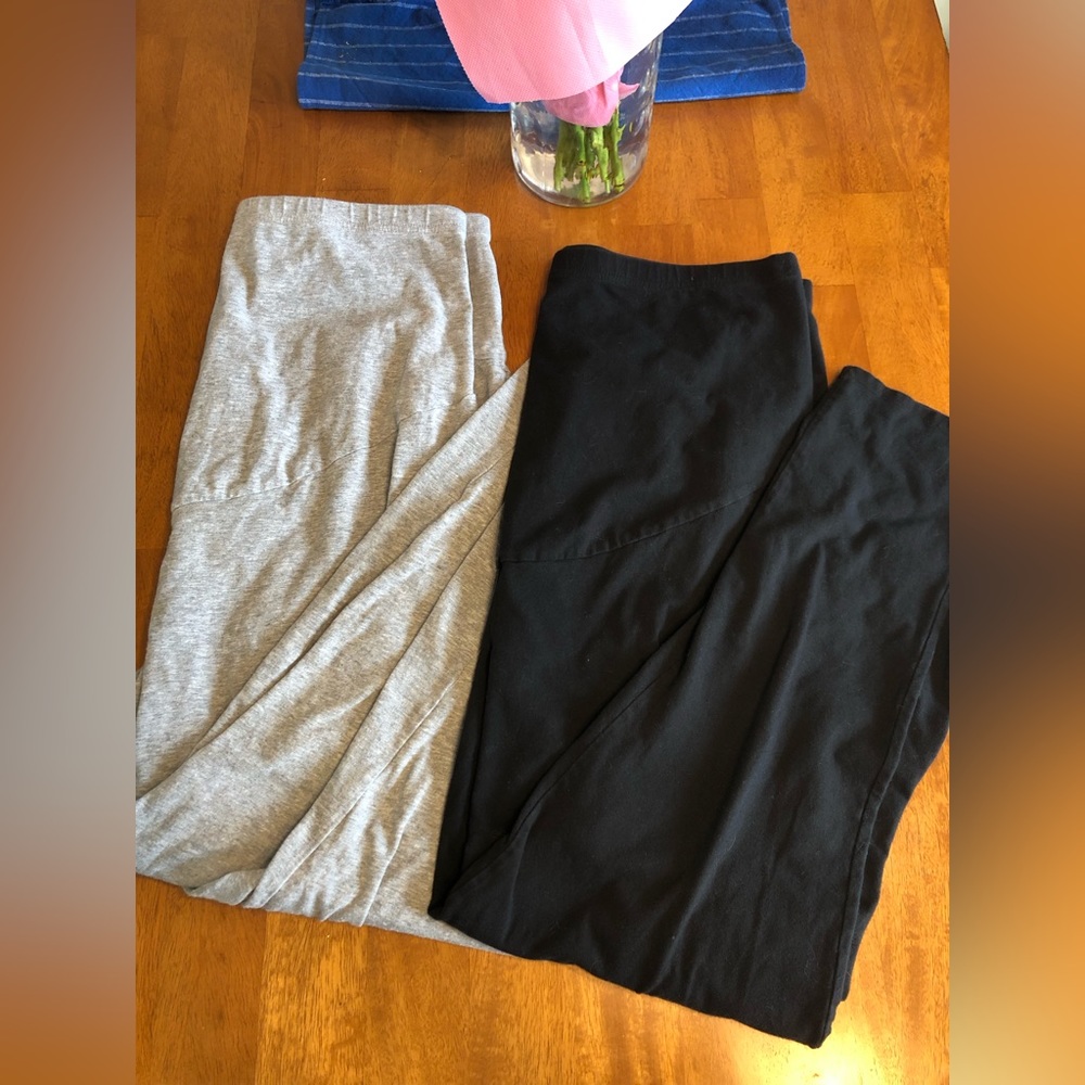 Bundle of two pair women’s maternity leggings size XL black and gray